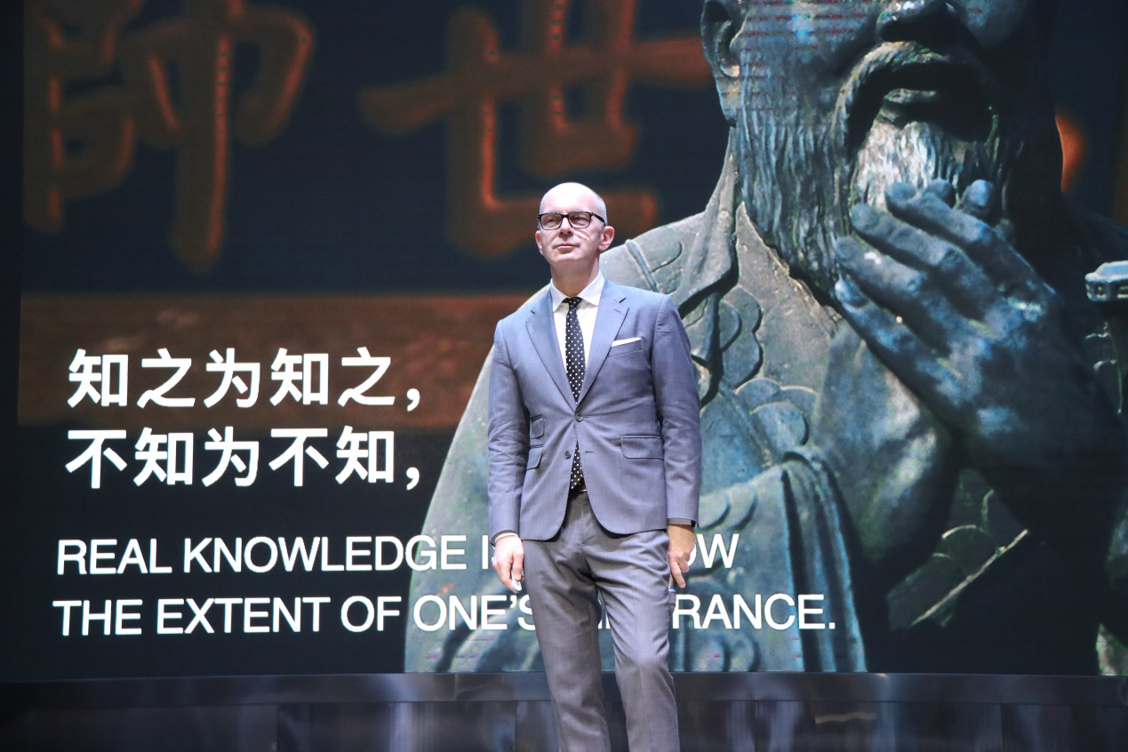 自貢市外國(guó)語學(xué)校--教育資源多元化，大師解惑談創(chuàng)新