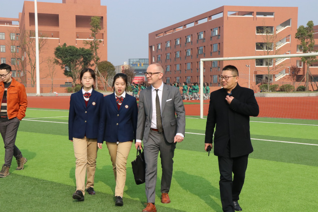 自貢市外國(guó)語學(xué)校--教育資源多元化，大師解惑談創(chuàng)新
