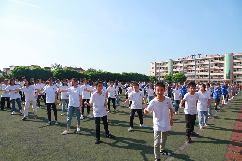 壯觀！三千多學生在江安中學運動場比賽打太極