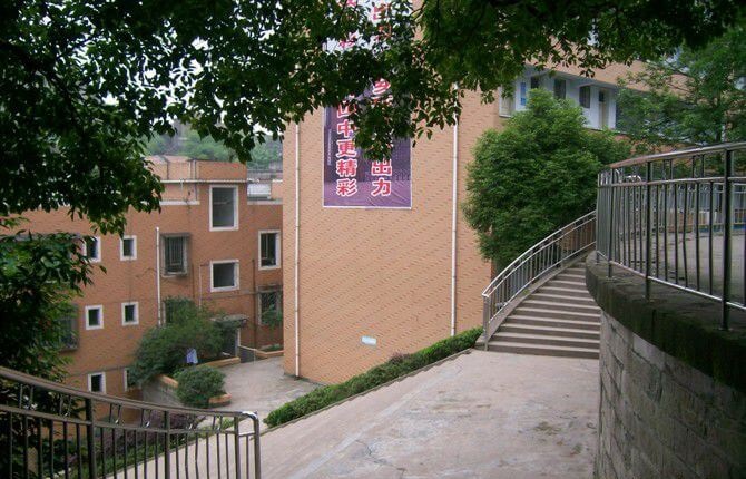 江安縣第四中學(xué)的現(xiàn)任校長(zhǎng)是誰？
