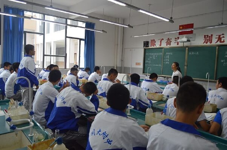 四川大學附屬中學2018年招生人數(shù)是多少？