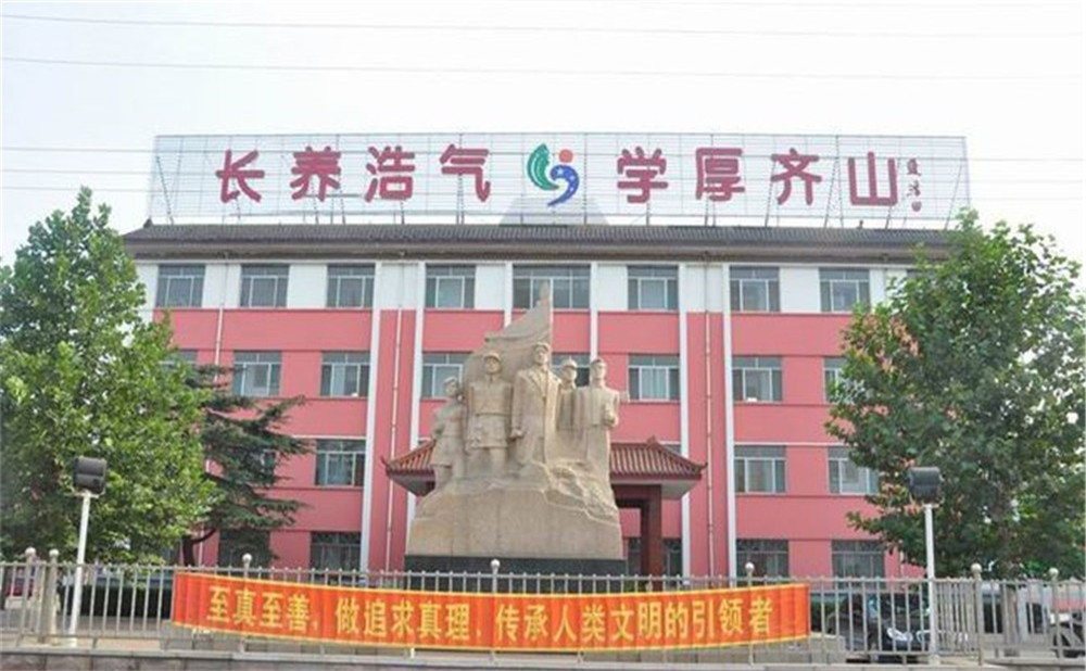 四川省榮縣長(zhǎng)山中學(xué)市公辦學(xué)校嗎？