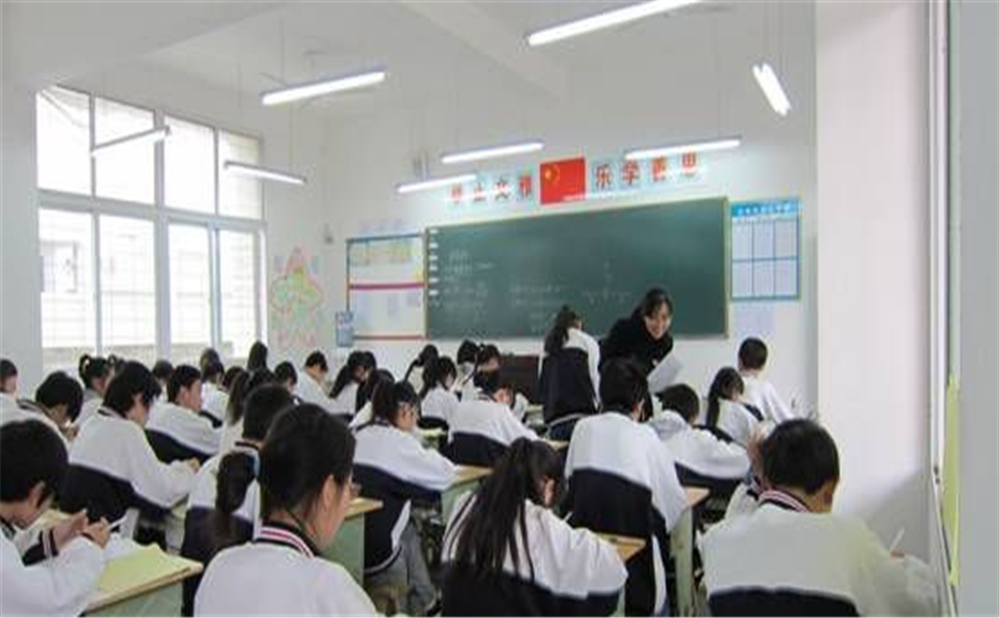 鼎山中學(xué)2020年學(xué)校學(xué)費(fèi)多少錢一年？