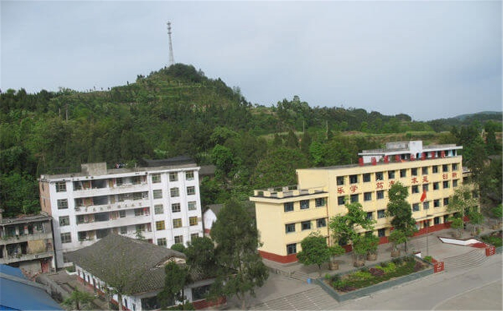 巴州區(qū)茶壩中學詳細地址在什么地方？