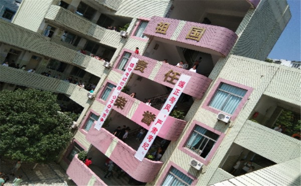 內(nèi)江市翔龍中學(xué)2020年學(xué)校學(xué)費(fèi)多少錢一年？