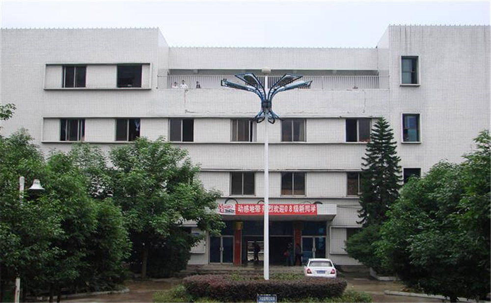 高坪中學(xué)學(xué)校環(huán)境怎么樣？