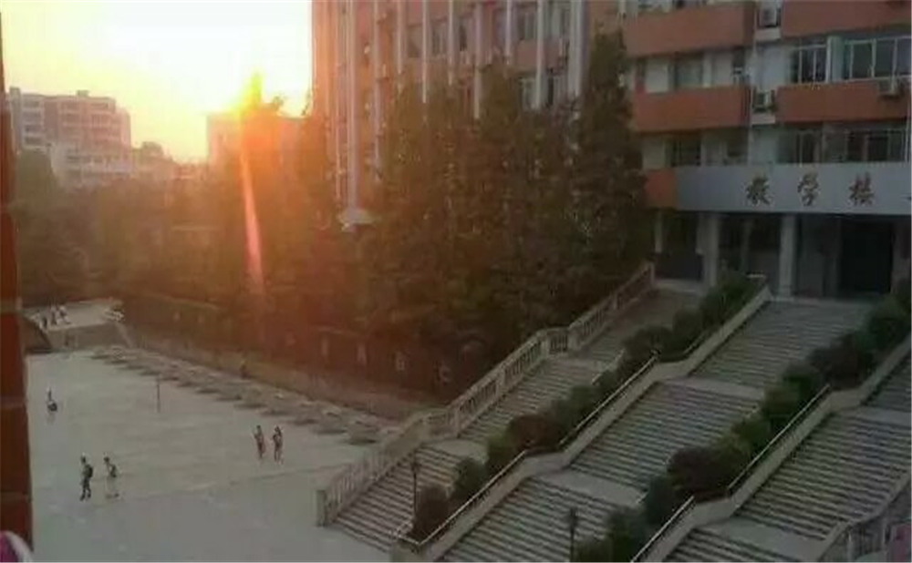 南充十一中學(xué)校環(huán)境怎么樣？