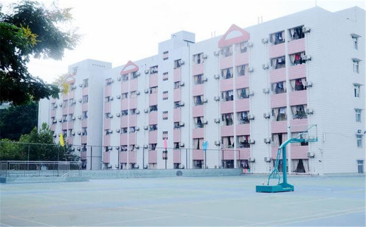 西南交通大學附屬中學每年的學費多少錢？