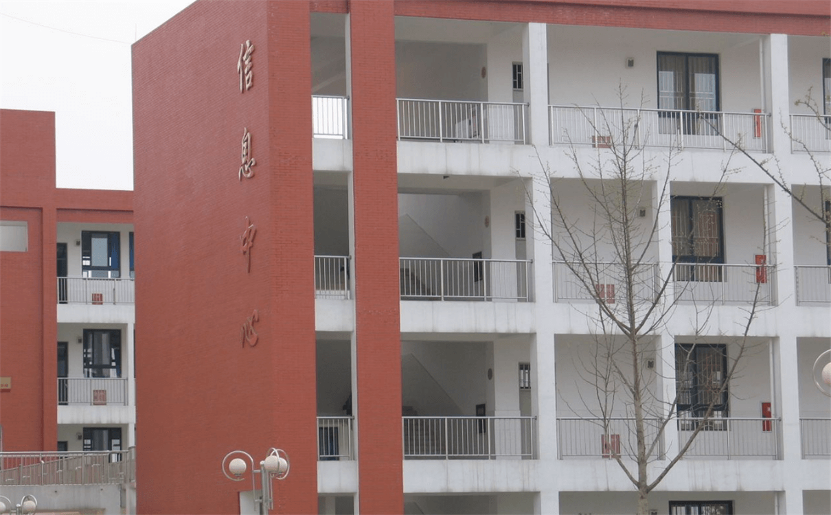 金堂中學(xué)每年的學(xué)費(fèi)是多少錢？