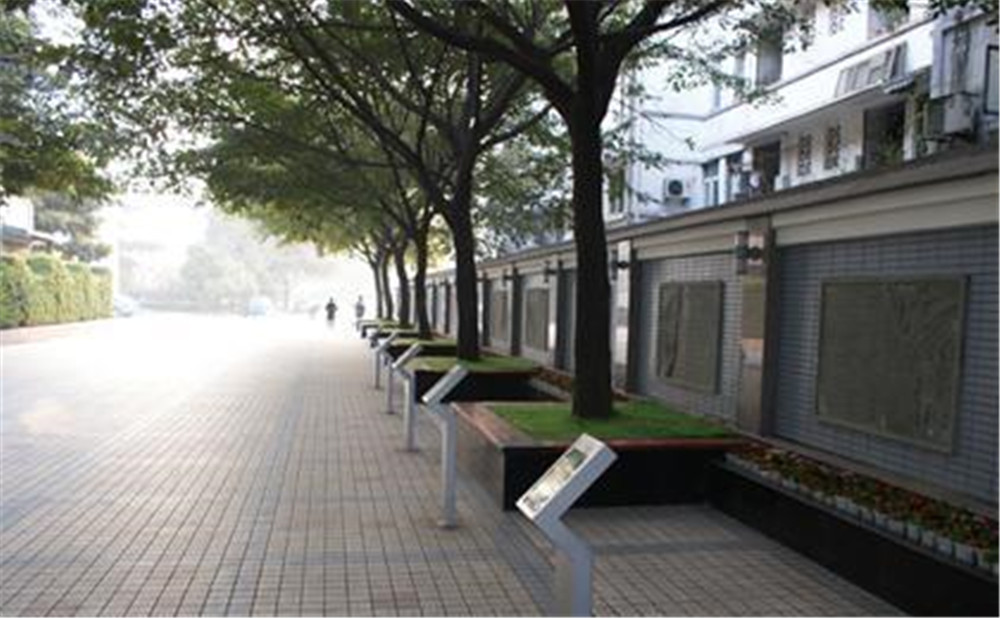 成都市田家炳中學外招生一年的學費是多少？