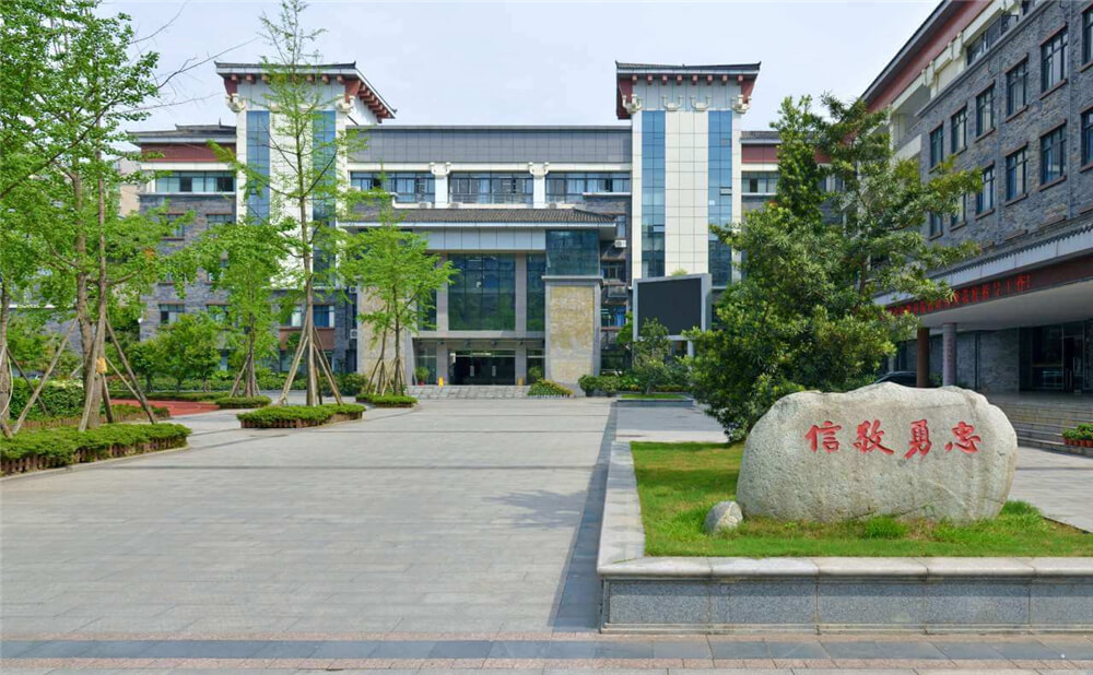 成都市西北中學(xué)外招生一年的學(xué)費是多少錢？