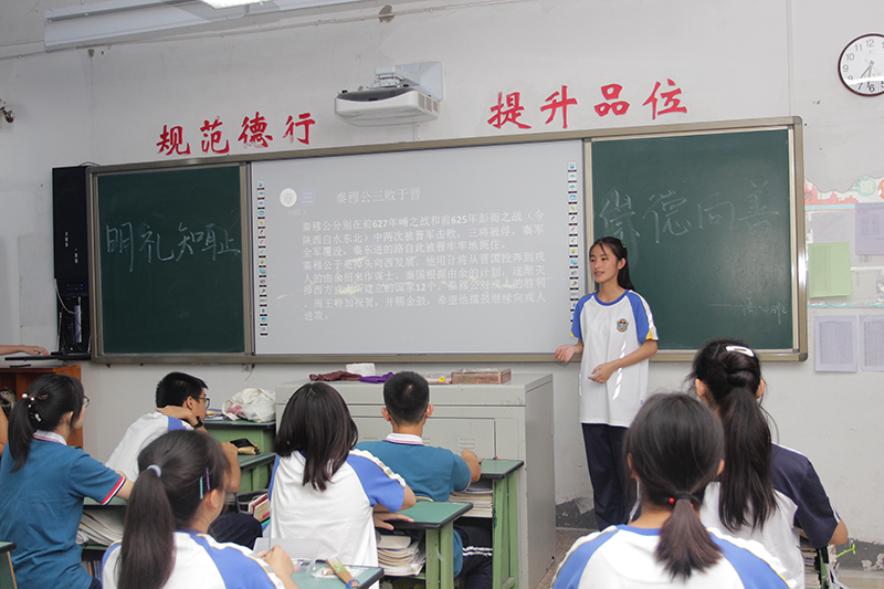 成都石室外國語學(xué)校一年的學(xué)費(fèi)是多少？