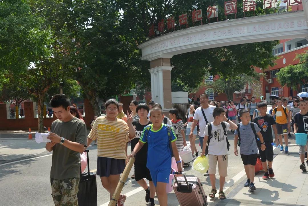 成都新世紀外國語學校一年的學費是多少？
