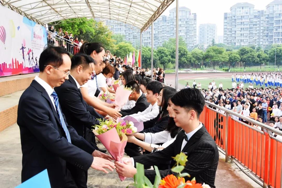 成都七中實(shí)驗(yàn)學(xué)校的升學(xué)率是多少？"七中實(shí)驗(yàn)2.jpg"