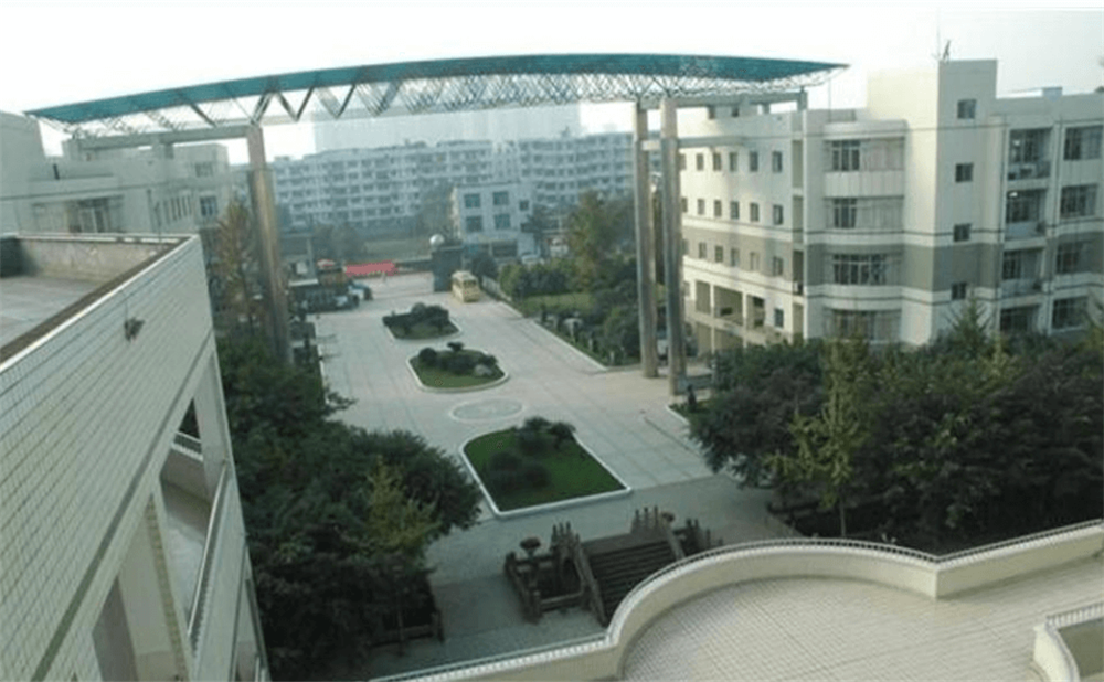 成都市華陽(yáng)中學(xué)外招生一年的學(xué)費(fèi)是多少錢？