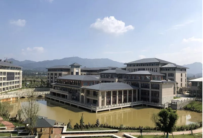 蒲江中學的環(huán)境怎么樣？