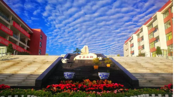 北京第二外國語學(xué)院成都附屬中學(xué)近三年的錄取分?jǐn)?shù)線？