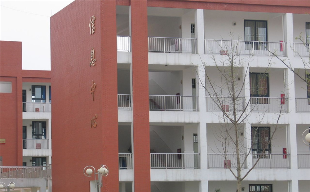 金堂中學(xué)的學(xué)費(fèi)是多少？