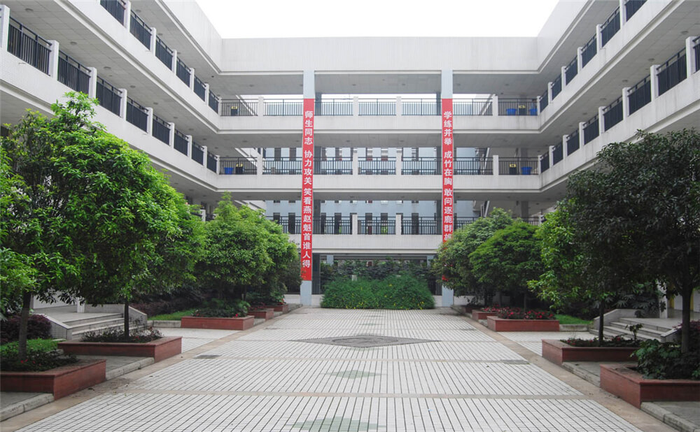 香城中學(xué)的學(xué)費(fèi)是多少錢(qián)？