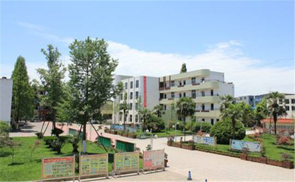 成都市籍田中學(xué)高中一年的學(xué)費(fèi)是多少？