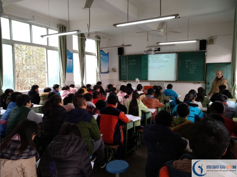 2020成都市田家炳中學(xué)初升高的學(xué)費是多少？