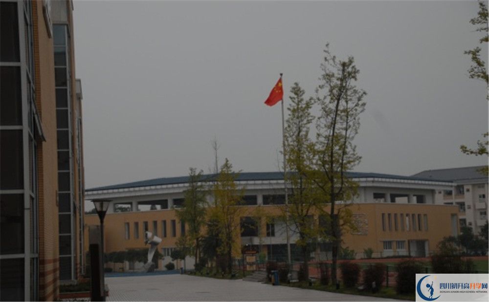 八一聚源高級中學(xué)的學(xué)費收費標(biāo)準(zhǔn)是多少？