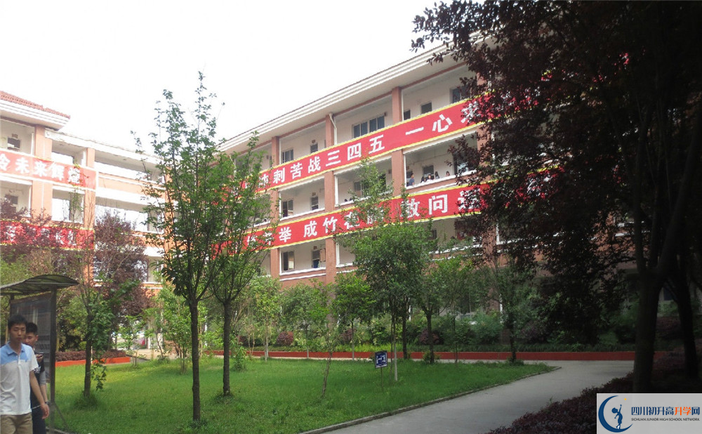 崇慶中學(xué)是怎么樣的學(xué)校？