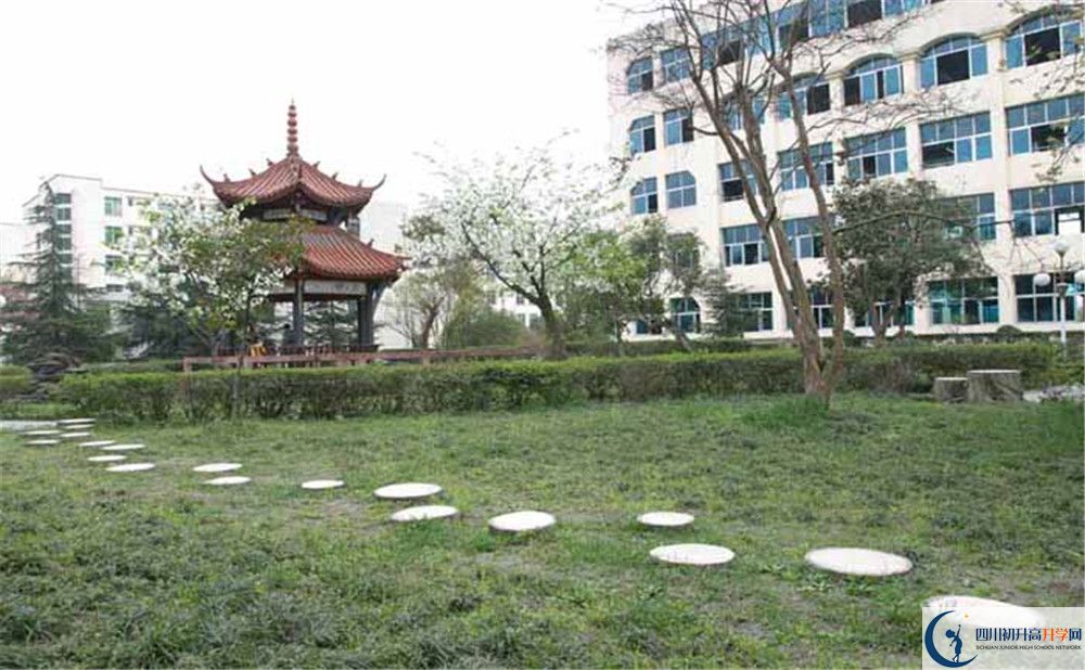 都江堰外國語實驗學(xué)校的初升高分?jǐn)?shù)線是多少？