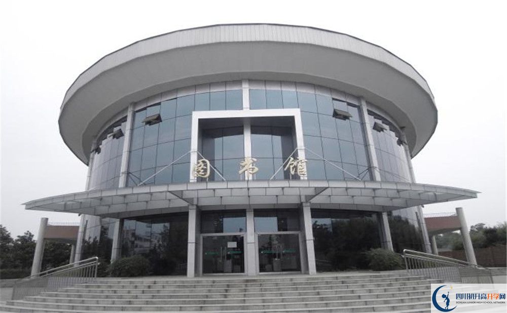 成都市龍泉中學(xué)一年的學(xué)費(fèi)是多少？
