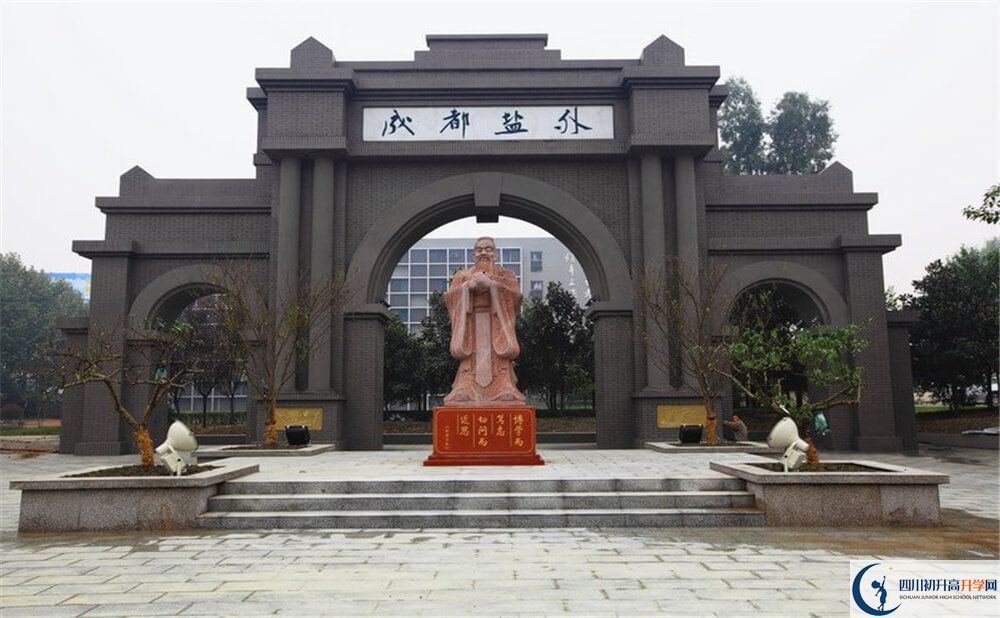 鹽道街外國(guó)語(yǔ)學(xué)校一學(xué)期的學(xué)費(fèi)是多少錢？