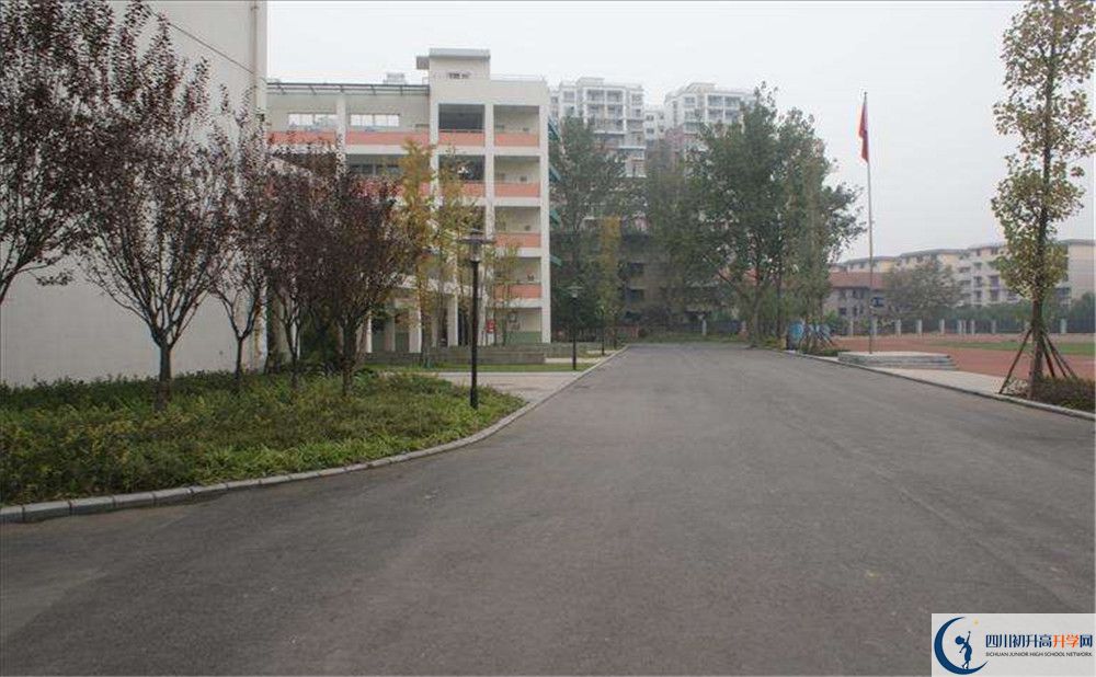考四川師范大學(xué)附屬中學(xué)的分?jǐn)?shù)線是多少？