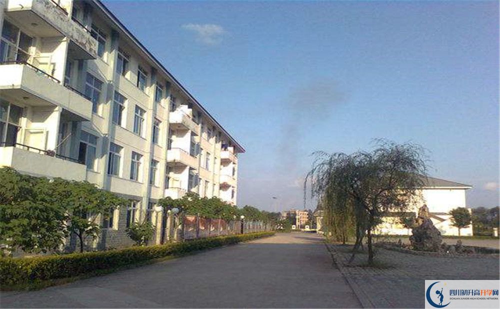 淮口中學(xué)的學(xué)費(fèi)一期是多少？
