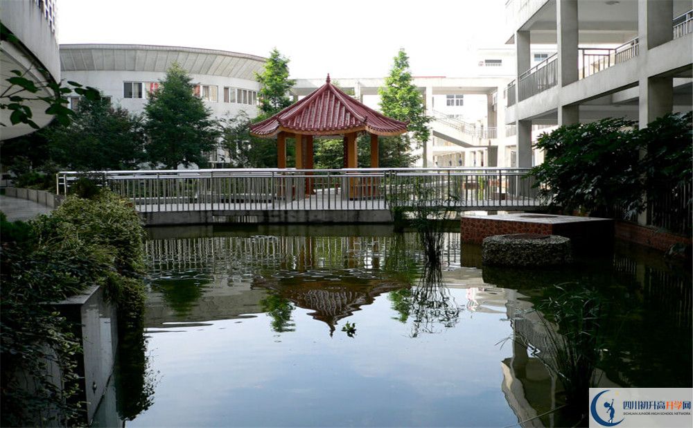成都市龍泉中學(xué)住宿費用是多少？