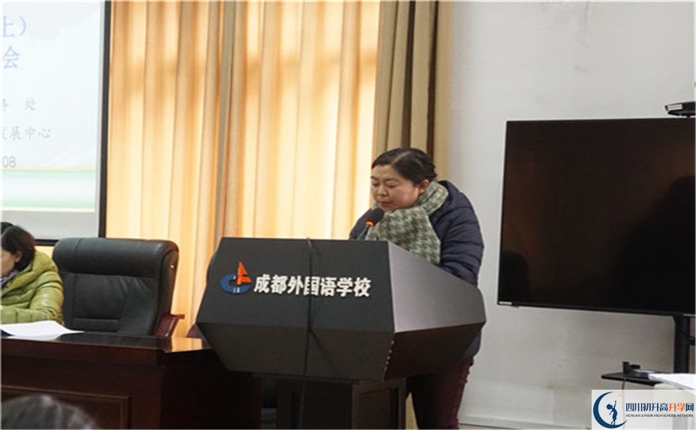 成都外國語學(xué)校是私立還是公立學(xué)校？