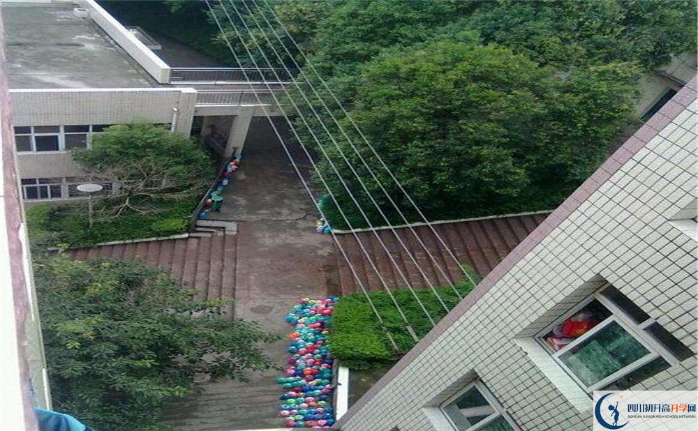 賈家中學實驗班人數是多少？