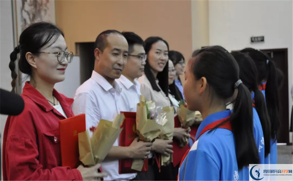 川化中學在校學生總人數(shù)是多少？