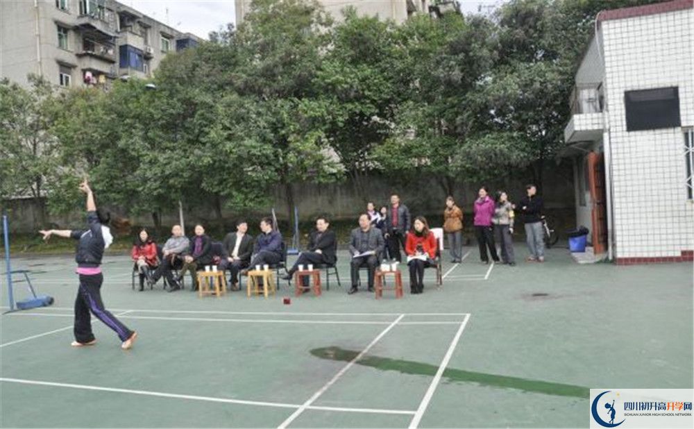 龍泉二中在校學(xué)生總?cè)藬?shù)是多少？