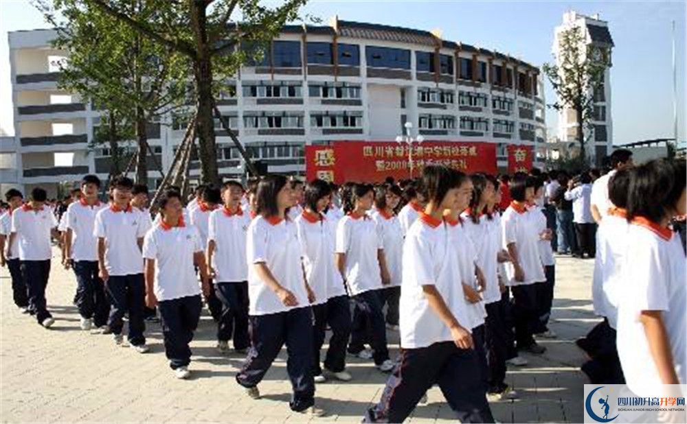 都江堰中學(xué)在校學(xué)生總?cè)藬?shù)是多少？