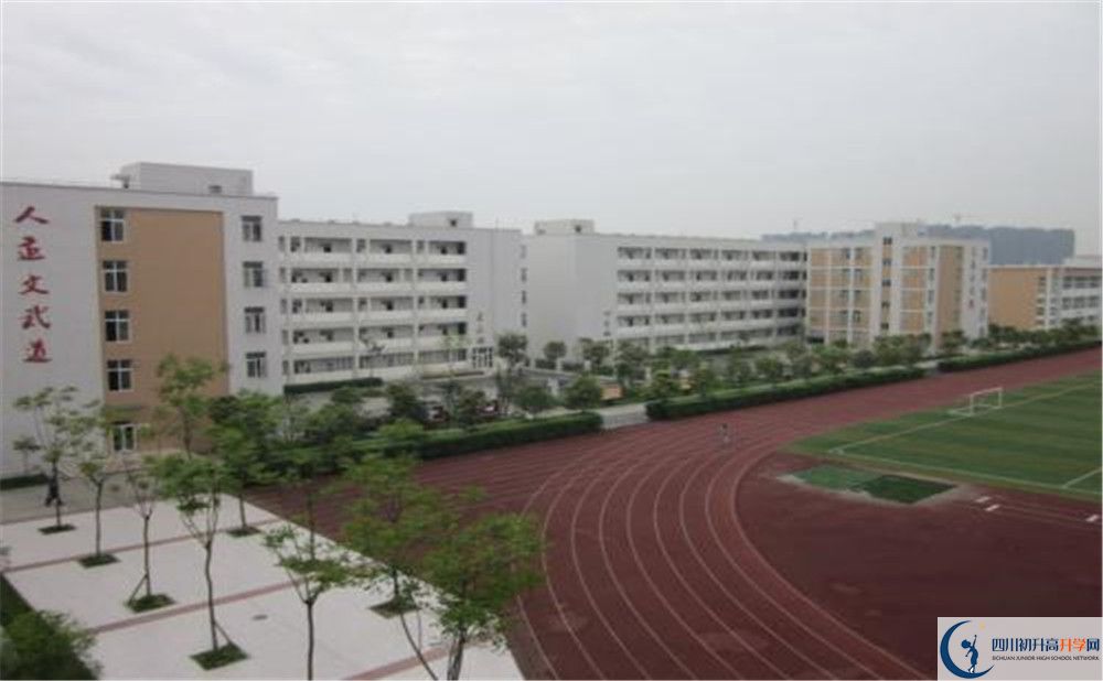 郫縣一中在校學(xué)生總?cè)藬?shù)是多少？
