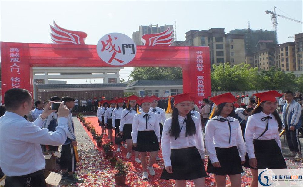 淮口中學(xué)在校學(xué)生總?cè)藬?shù)是多少？