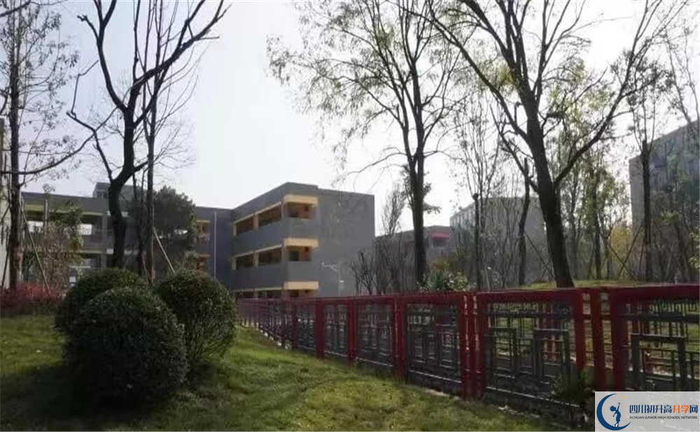 成都華西中學(xué)2020年學(xué)費(fèi)是多少？